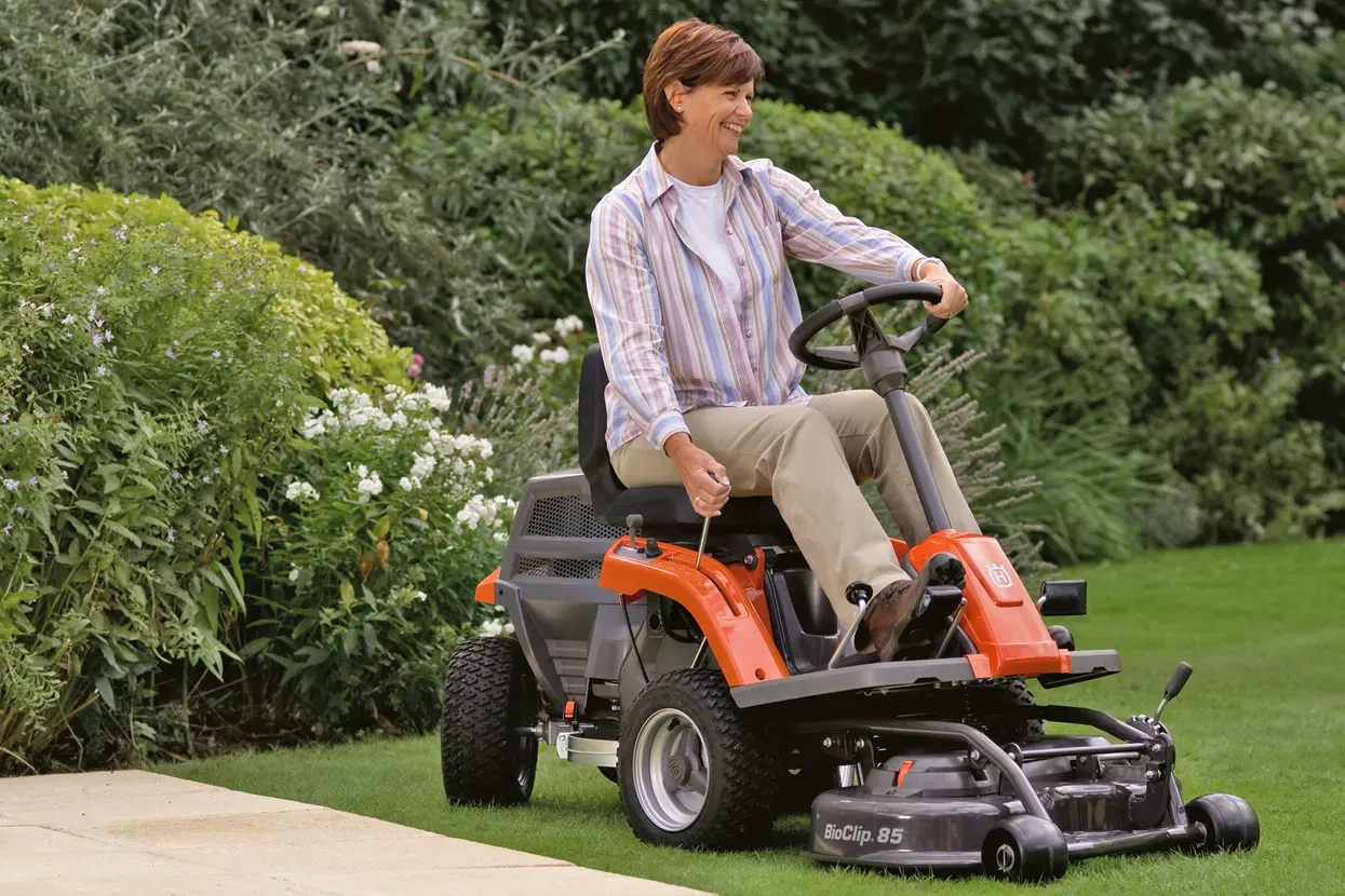 Husqvarna R 112C Ride-On Mower - Image 2